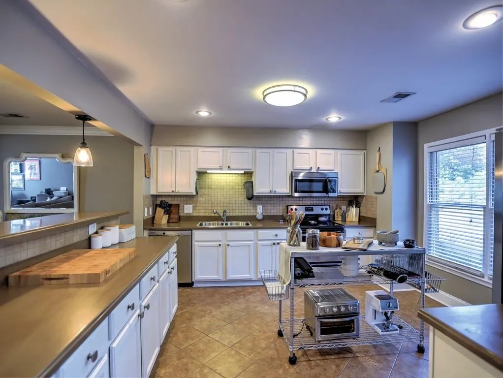 182 Peachtree Hollow Court, Atlanta, Georgia 30328, 2 Bedrooms Bedrooms, ,2 BathroomsBathrooms,Residential,Sold,182 Peachtree Hollow Court,6966492