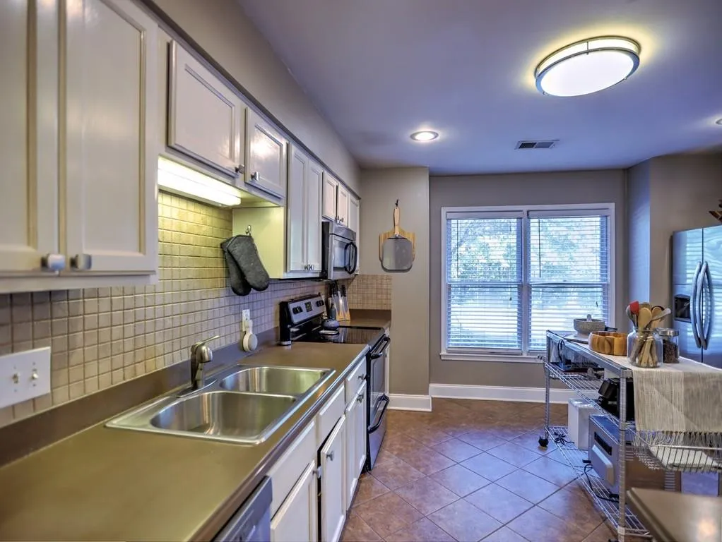 182 Peachtree Hollow Court, Atlanta, Georgia 30328, 2 Bedrooms Bedrooms, ,2 BathroomsBathrooms,Residential,Sold,182 Peachtree Hollow Court,6966492