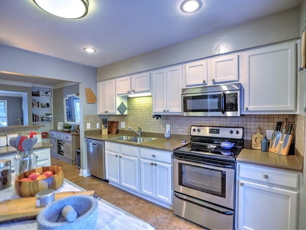 182 Peachtree Hollow Court, Atlanta, Georgia 30328, 2 Bedrooms Bedrooms, ,2 BathroomsBathrooms,Residential,Sold,182 Peachtree Hollow Court,6966492