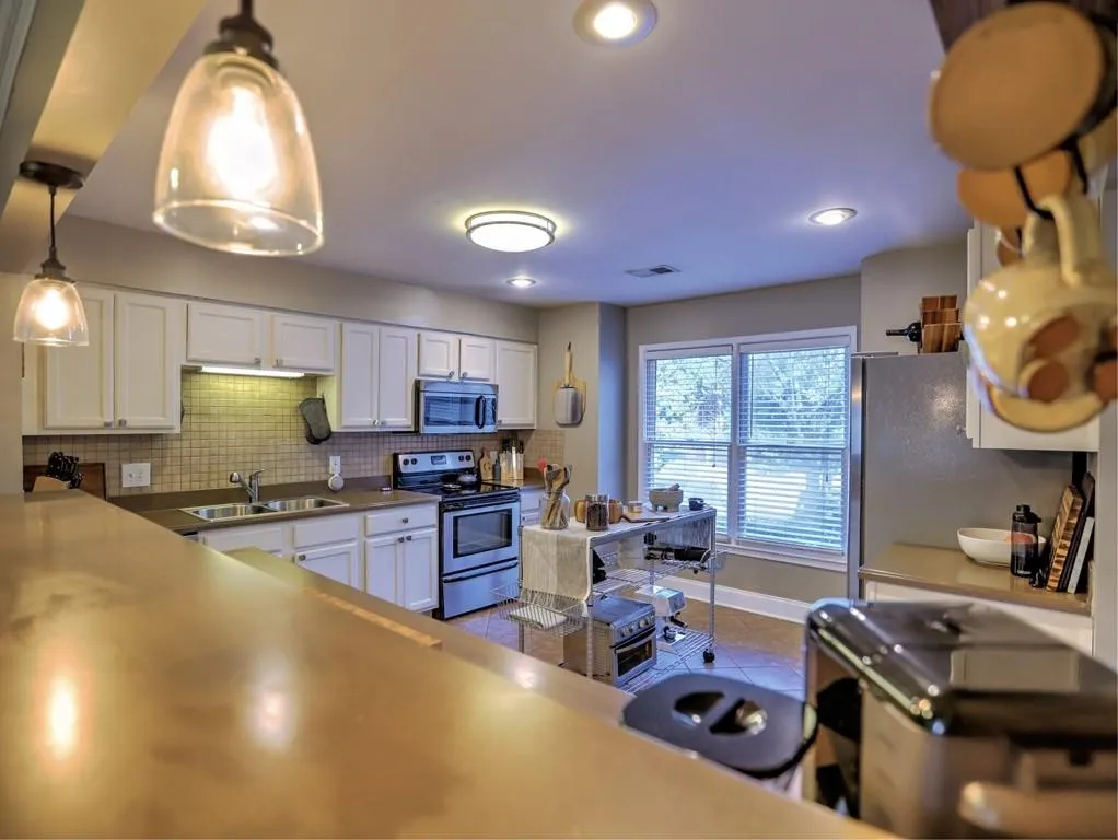 182 Peachtree Hollow Court, Atlanta, Georgia 30328, 2 Bedrooms Bedrooms, ,2 BathroomsBathrooms,Residential,Sold,182 Peachtree Hollow Court,6966492