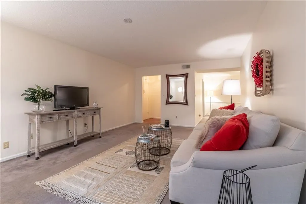 6851 Roswell Road Unit F-15, Sandy Springs, Georgia 30328, 3 Bedrooms Bedrooms, ,2 BathroomsBathrooms,Residential,Sold,6851 Roswell Road Unit F-15,6873800