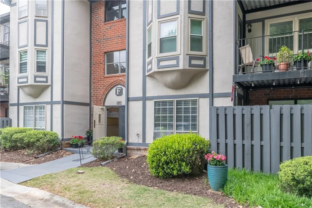 6851 Roswell Road Unit F-15, Sandy Springs, Georgia 30328, 3 Bedrooms Bedrooms, ,2 BathroomsBathrooms,Residential,Sold,6851 Roswell Road Unit F-15,6873800