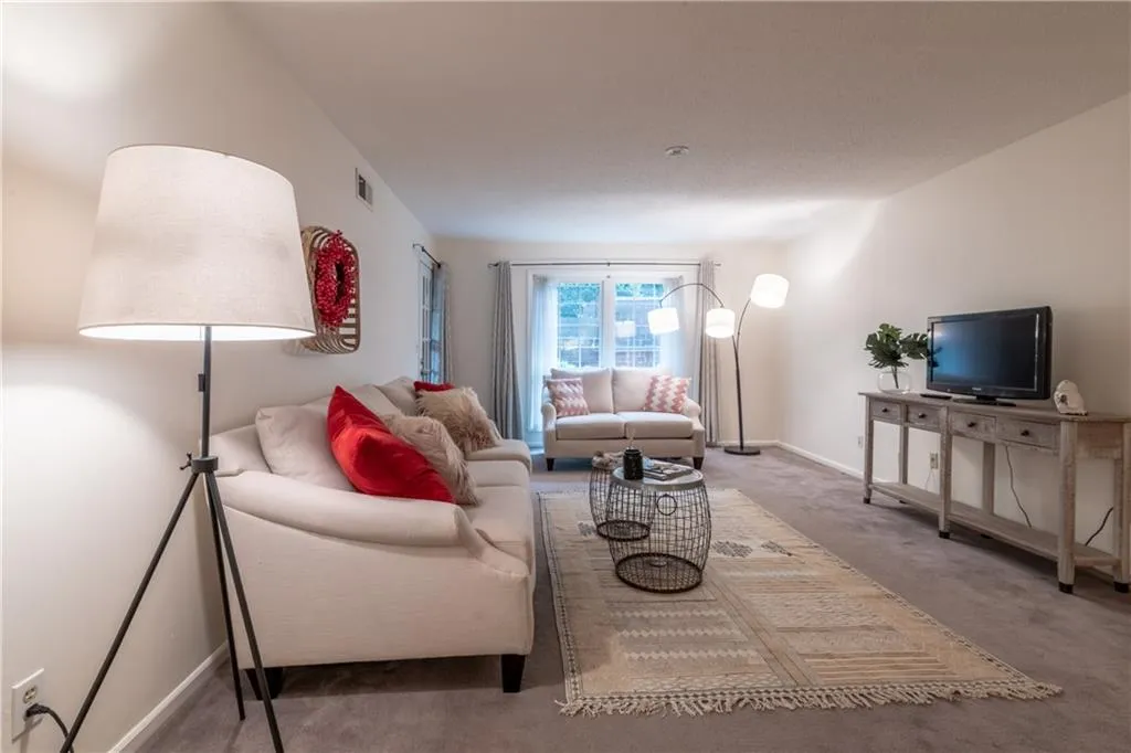 6851 Roswell Road Unit F-15, Sandy Springs, Georgia 30328, 3 Bedrooms Bedrooms, ,2 BathroomsBathrooms,Residential,Sold,6851 Roswell Road Unit F-15,6873800