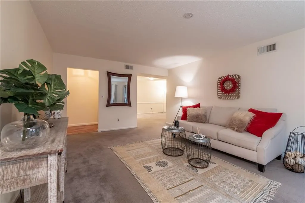 6851 Roswell Road Unit F-15, Sandy Springs, Georgia 30328, 3 Bedrooms Bedrooms, ,2 BathroomsBathrooms,Residential,Sold,6851 Roswell Road Unit F-15,6873800