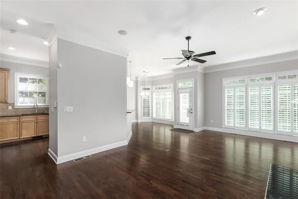 5450 Battery Lane, Sandy Springs, Georgia 30342, 4 Bedrooms Bedrooms, ,3 BathroomsBathrooms,Residential,Sold,5450 Battery Lane,6916918