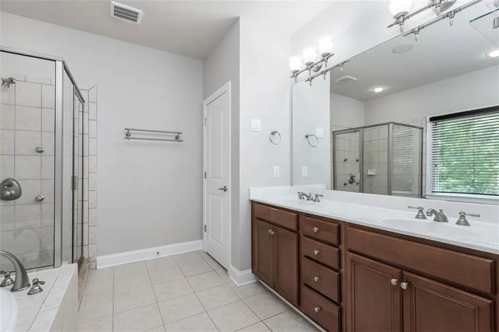 5450 Battery Lane, Sandy Springs, Georgia 30342, 4 Bedrooms Bedrooms, ,3 BathroomsBathrooms,Residential,Sold,5450 Battery Lane,6916918