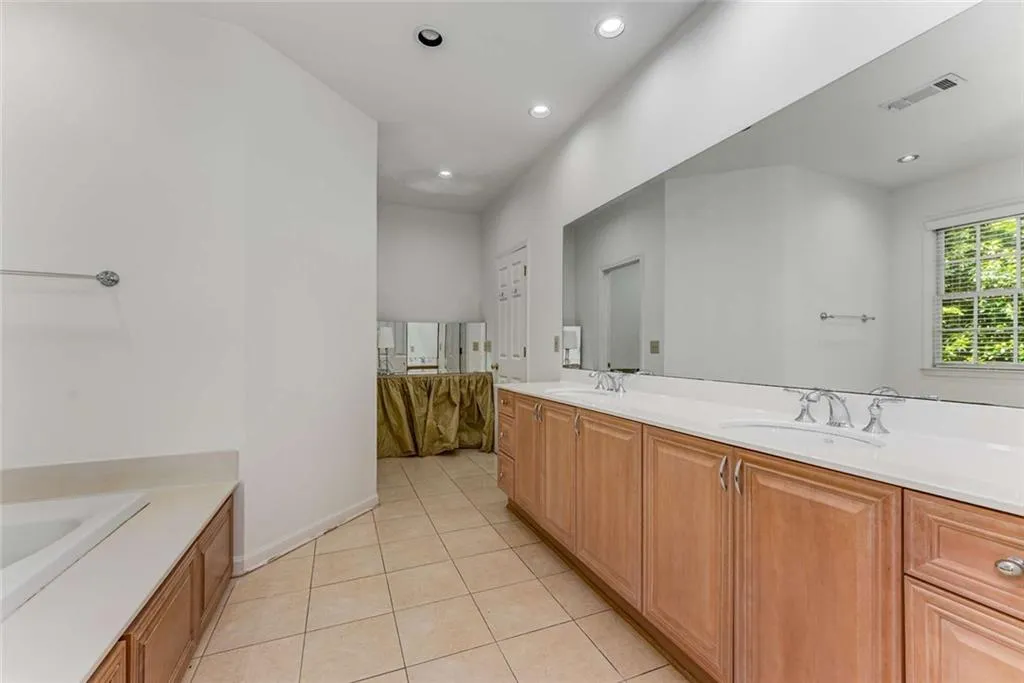 2517 Birchwood Drive Ne, Atlanta, Georgia 30305, 3 Bedrooms Bedrooms, ,4 BathroomsBathrooms,Residential,For Sale,2517 Birchwood Drive Ne,7578653