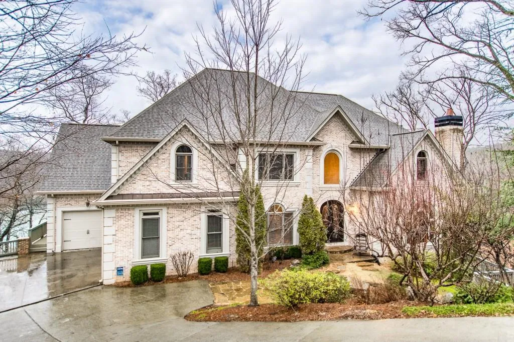 26 Wing Mill Road, Sandy Springs, Georgia 30350, 5 Bedrooms Bedrooms, ,5 BathroomsBathrooms,Residential,Sold,26 Wing Mill Road,5901814