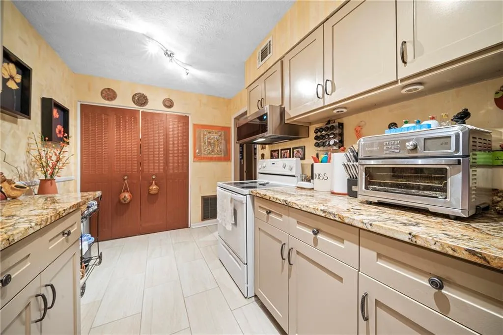 725 Dalrymple Road Unit 1d, Sandy Springs, Georgia 30328, 2 Bedrooms Bedrooms, ,2 BathroomsBathrooms,Residential,Sold,725 Dalrymple Road Unit 1d,6846451