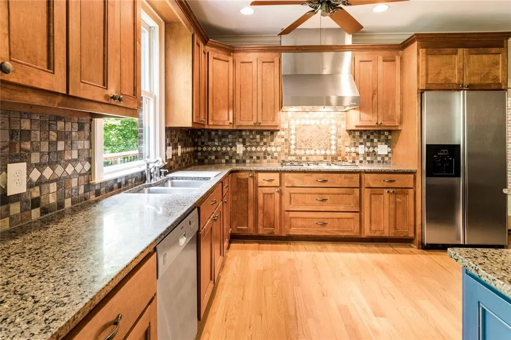 200 Grogans Lake Point, Sandy Springs, Georgia 30350, 5 Bedrooms Bedrooms, ,4 BathroomsBathrooms,Residential,Sold,200 Grogans Lake Point,5986773