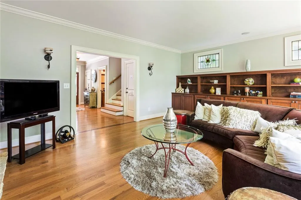 200 Grogans Lake Point, Sandy Springs, Georgia 30350, 5 Bedrooms Bedrooms, ,4 BathroomsBathrooms,Residential,Sold,200 Grogans Lake Point,5986773
