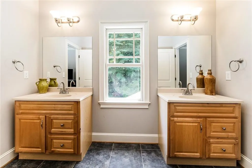 200 Grogans Lake Point, Sandy Springs, Georgia 30350, 5 Bedrooms Bedrooms, ,4 BathroomsBathrooms,Residential,Sold,200 Grogans Lake Point,5986773