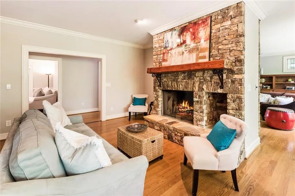 200 Grogans Lake Point, Sandy Springs, Georgia 30350, 5 Bedrooms Bedrooms, ,4 BathroomsBathrooms,Residential,Sold,200 Grogans Lake Point,5986773