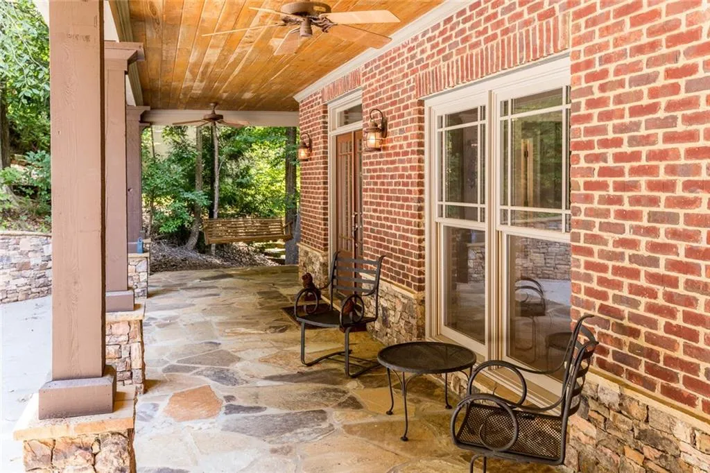 200 Grogans Lake Point, Sandy Springs, Georgia 30350, 5 Bedrooms Bedrooms, ,4 BathroomsBathrooms,Residential,Sold,200 Grogans Lake Point,5986773