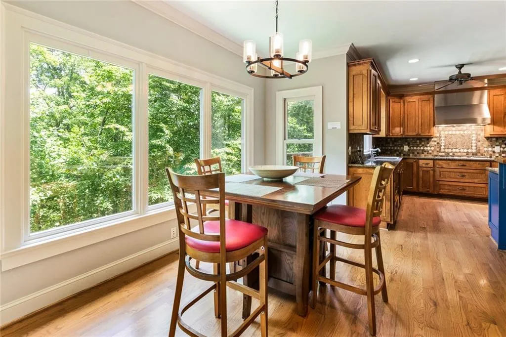 200 Grogans Lake Point, Sandy Springs, Georgia 30350, 5 Bedrooms Bedrooms, ,4 BathroomsBathrooms,Residential,Sold,200 Grogans Lake Point,5986773