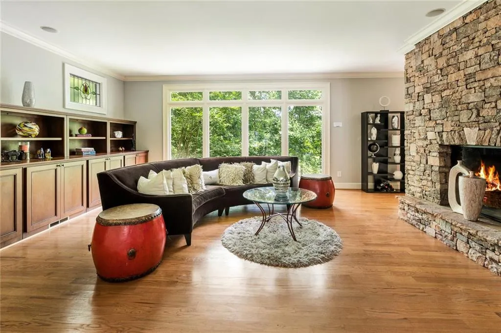 200 Grogans Lake Point, Sandy Springs, Georgia 30350, 5 Bedrooms Bedrooms, ,4 BathroomsBathrooms,Residential,Sold,200 Grogans Lake Point,5986773