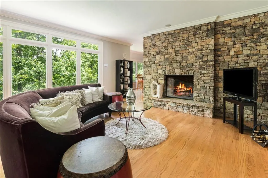 200 Grogans Lake Point, Sandy Springs, Georgia 30350, 5 Bedrooms Bedrooms, ,4 BathroomsBathrooms,Residential,Sold,200 Grogans Lake Point,5986773