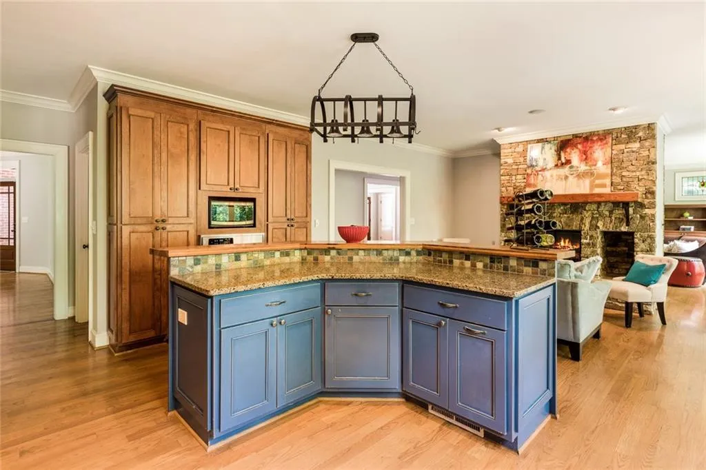 200 Grogans Lake Point, Sandy Springs, Georgia 30350, 5 Bedrooms Bedrooms, ,4 BathroomsBathrooms,Residential,Sold,200 Grogans Lake Point,5986773