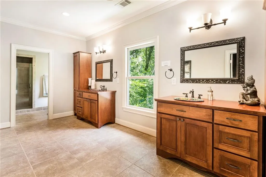 200 Grogans Lake Point, Sandy Springs, Georgia 30350, 5 Bedrooms Bedrooms, ,4 BathroomsBathrooms,Residential,Sold,200 Grogans Lake Point,5986773