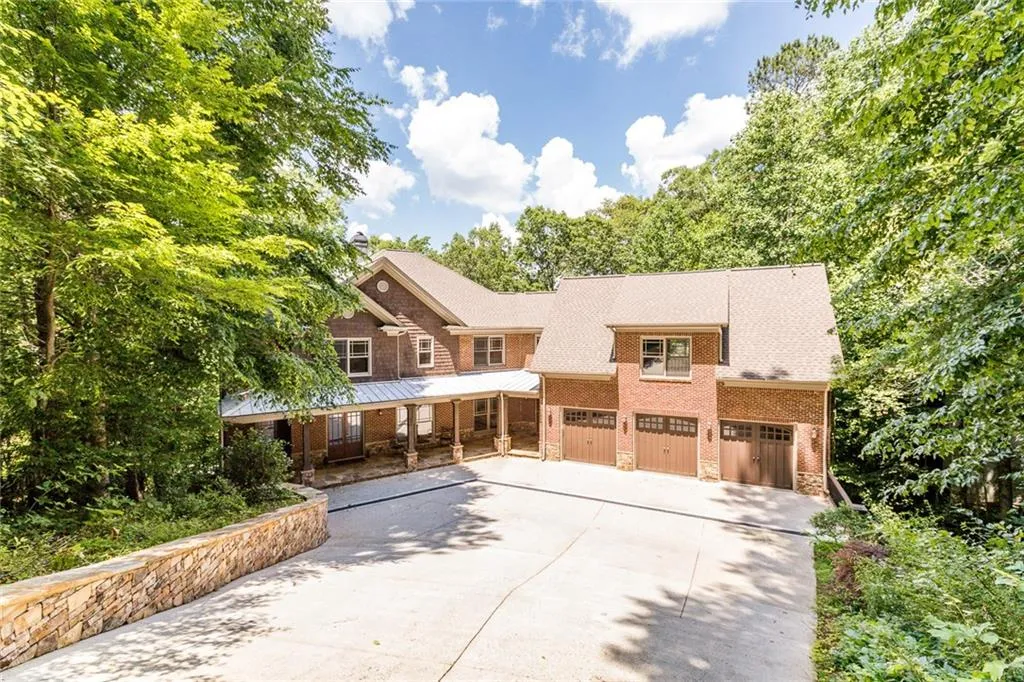 200 Grogans Lake Point, Sandy Springs, Georgia 30350, 5 Bedrooms Bedrooms, ,4 BathroomsBathrooms,Residential,Sold,200 Grogans Lake Point,5986773