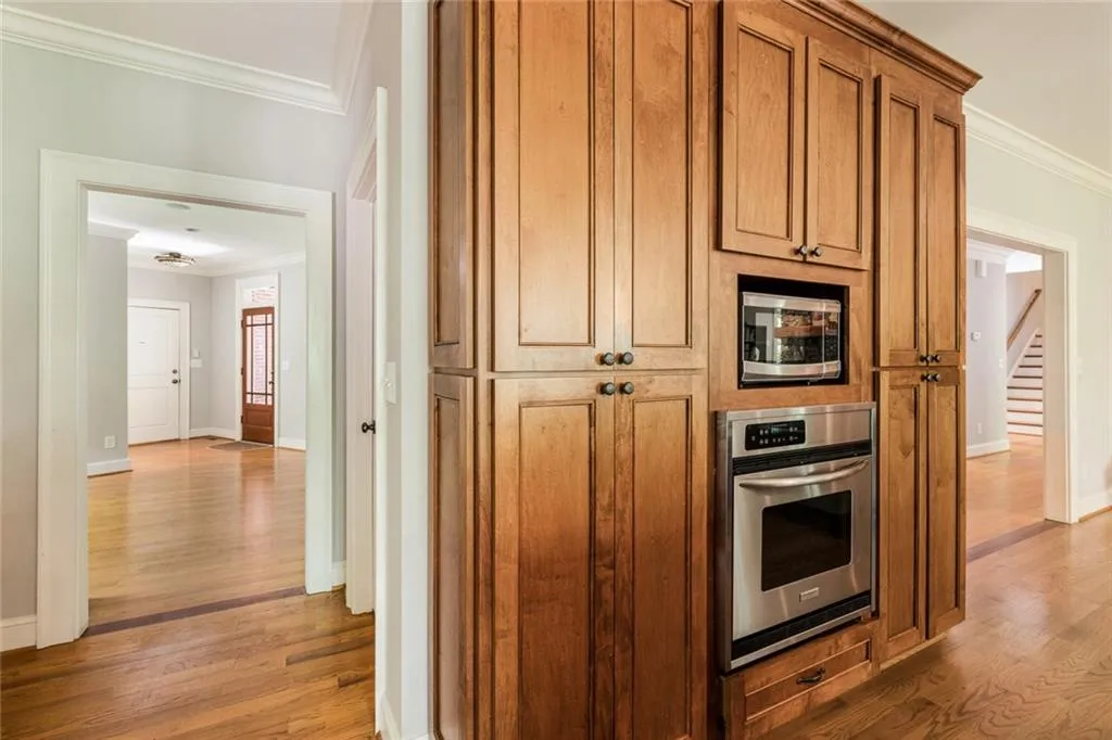 200 Grogans Lake Point, Sandy Springs, Georgia 30350, 5 Bedrooms Bedrooms, ,4 BathroomsBathrooms,Residential,Sold,200 Grogans Lake Point,5986773