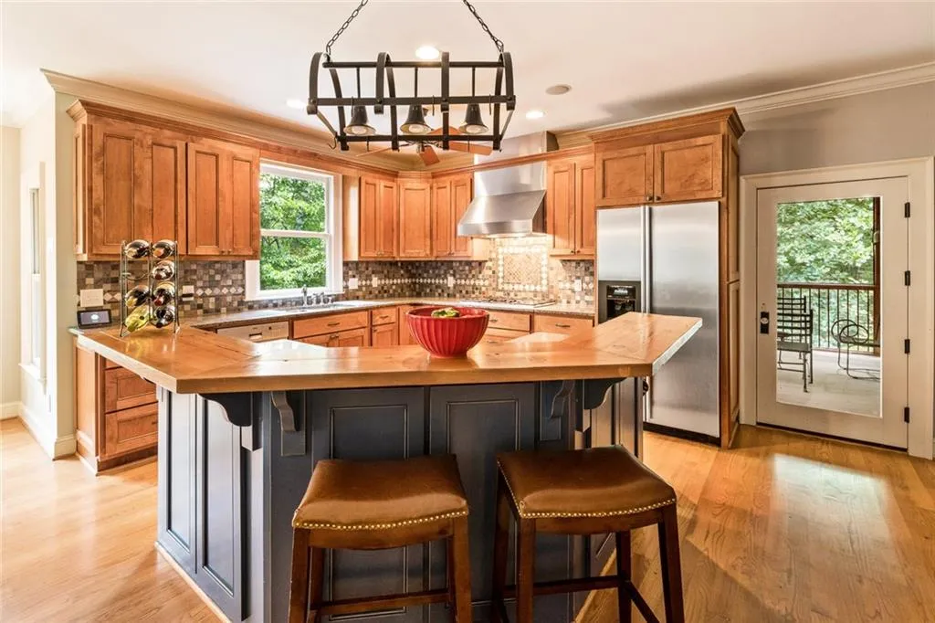 200 Grogans Lake Point, Sandy Springs, Georgia 30350, 5 Bedrooms Bedrooms, ,4 BathroomsBathrooms,Residential,Sold,200 Grogans Lake Point,5986773