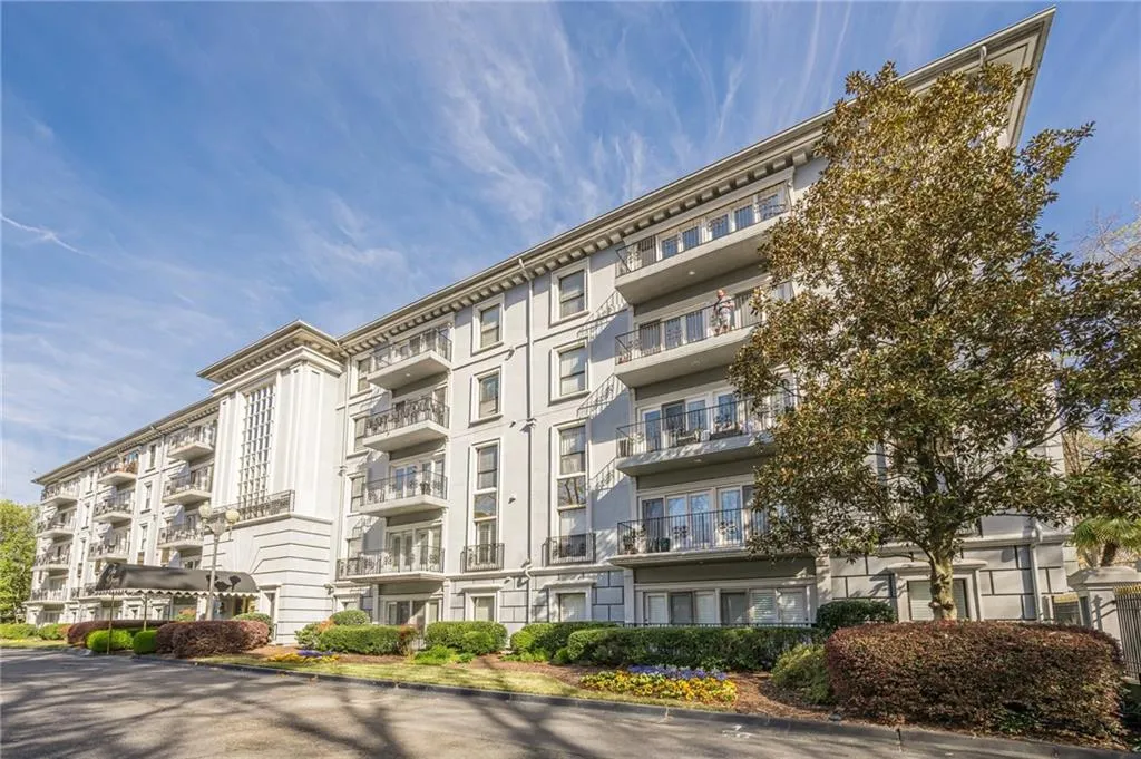 View of apartment building / complex