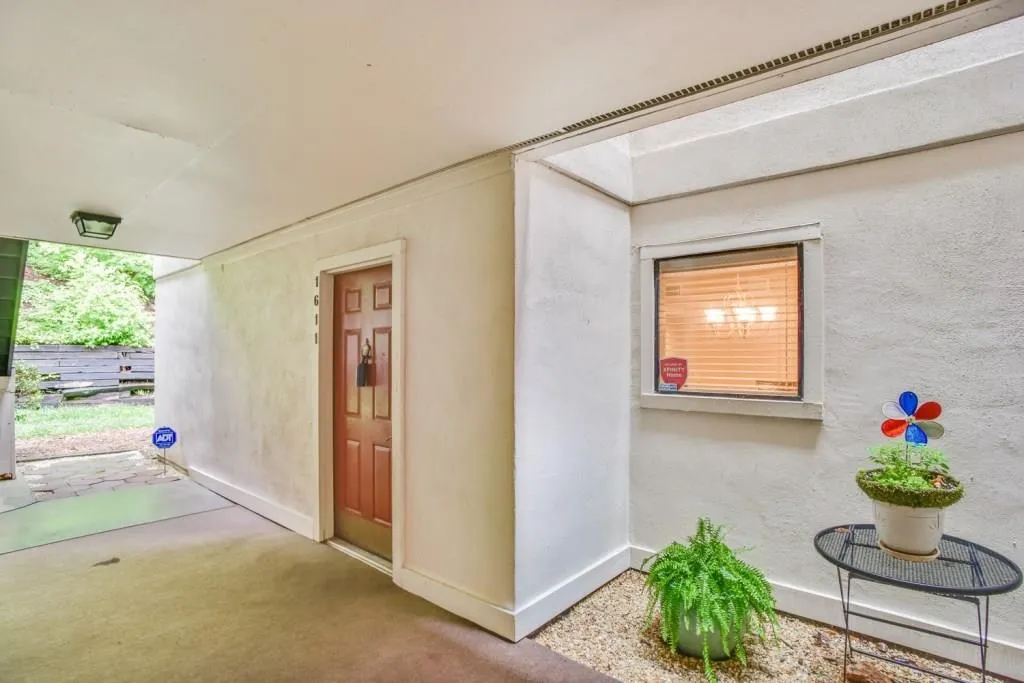 1611 Huntingdon Chase, Sandy Springs, Georgia 30350, 2 Bedrooms Bedrooms, ,2 BathroomsBathrooms,Residential,Sold,1611 Huntingdon Chase,5869078