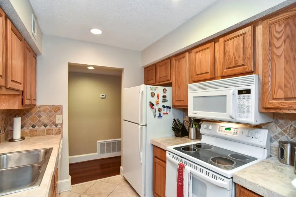 1611 Huntingdon Chase, Sandy Springs, Georgia 30350, 2 Bedrooms Bedrooms, ,2 BathroomsBathrooms,Residential,Sold,1611 Huntingdon Chase,5869078