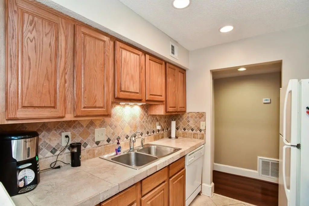 1611 Huntingdon Chase, Sandy Springs, Georgia 30350, 2 Bedrooms Bedrooms, ,2 BathroomsBathrooms,Residential,Sold,1611 Huntingdon Chase,5869078