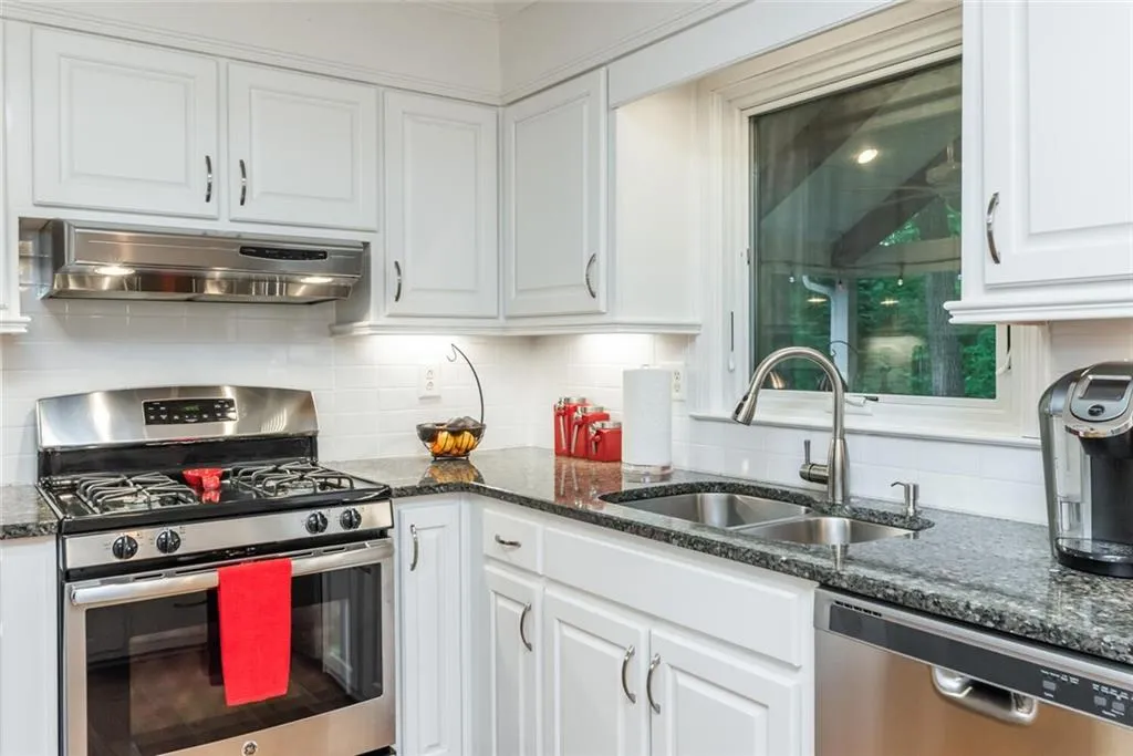 7120 Dunhill Terrace Ne, Sandy Springs, Georgia 30328, 3 Bedrooms Bedrooms, ,2 BathroomsBathrooms,Residential,Sold,7120 Dunhill Terrace Ne,6895511