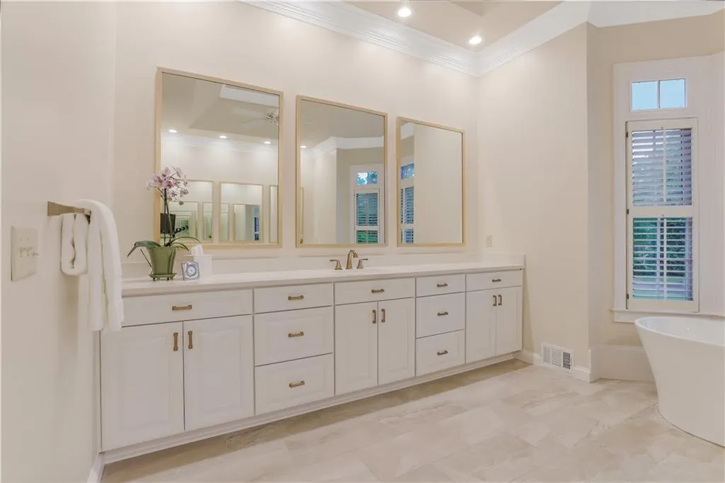 8440 Lazy Oaks Court, Atlanta, Georgia 30350, 6 Bedrooms Bedrooms, ,5 BathroomsBathrooms,Residential,Sold,8440 Lazy Oaks Court,6879320