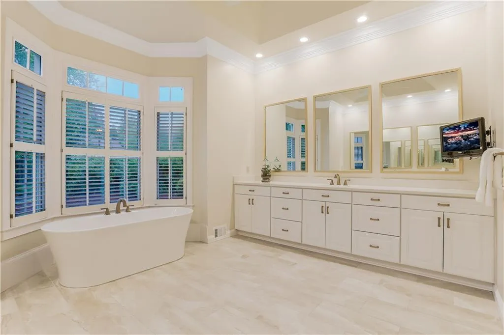 8440 Lazy Oaks Court, Atlanta, Georgia 30350, 6 Bedrooms Bedrooms, ,5 BathroomsBathrooms,Residential,Sold,8440 Lazy Oaks Court,6879320