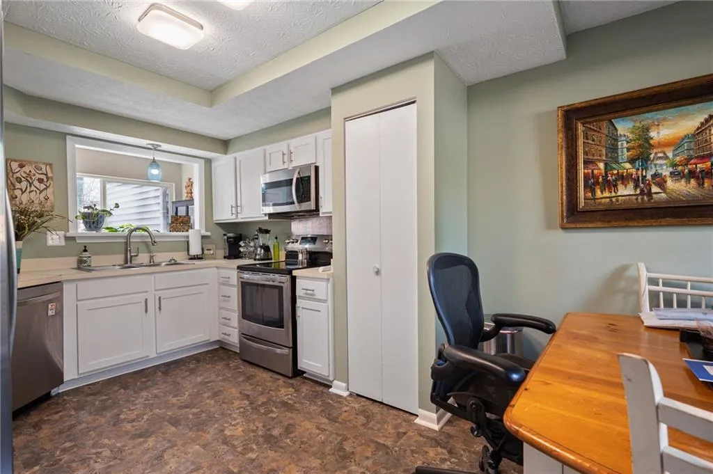 60 Dunwoody Springs Drive, Atlanta, Georgia 30328, 2 Bedrooms Bedrooms, ,2 BathroomsBathrooms,Residential,Sold,60 Dunwoody Springs Drive,7004857