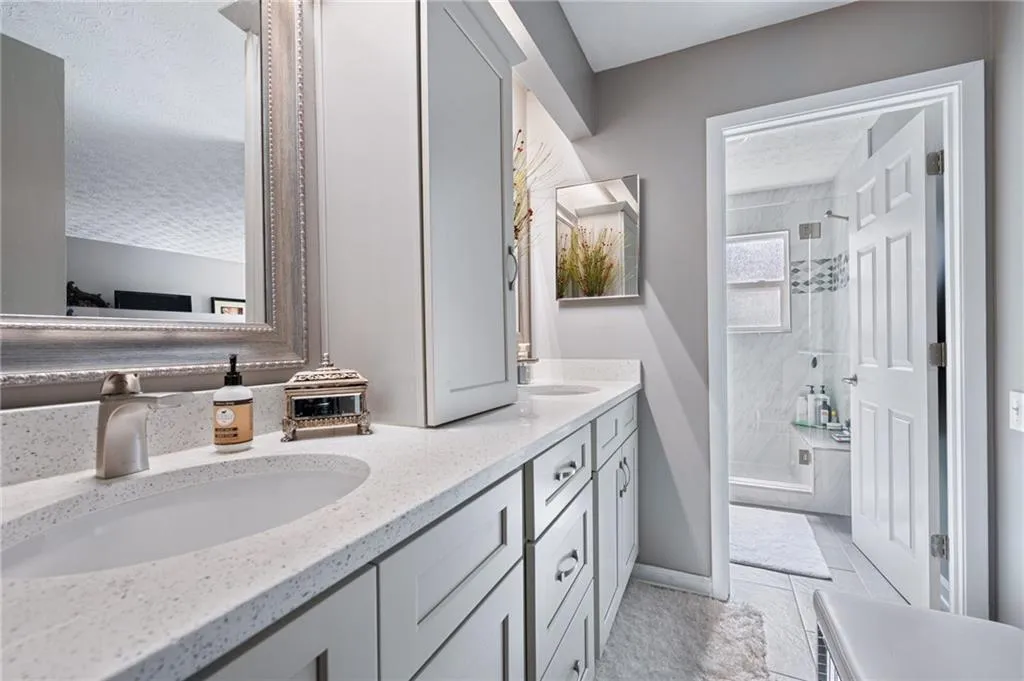 60 Dunwoody Springs Drive, Atlanta, Georgia 30328, 2 Bedrooms Bedrooms, ,2 BathroomsBathrooms,Residential,Sold,60 Dunwoody Springs Drive,7004857