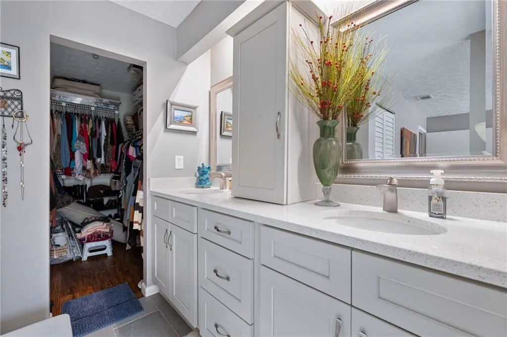 60 Dunwoody Springs Drive, Atlanta, Georgia 30328, 2 Bedrooms Bedrooms, ,2 BathroomsBathrooms,Residential,Sold,60 Dunwoody Springs Drive,7004857