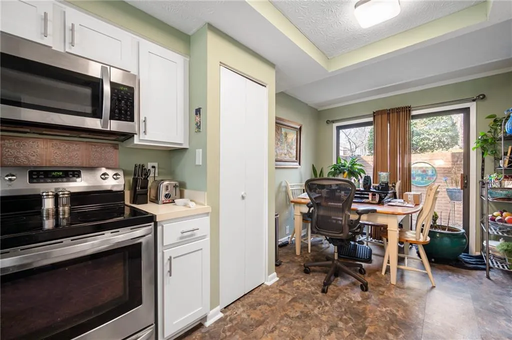 60 Dunwoody Springs Drive, Atlanta, Georgia 30328, 2 Bedrooms Bedrooms, ,2 BathroomsBathrooms,Residential,Sold,60 Dunwoody Springs Drive,7004857