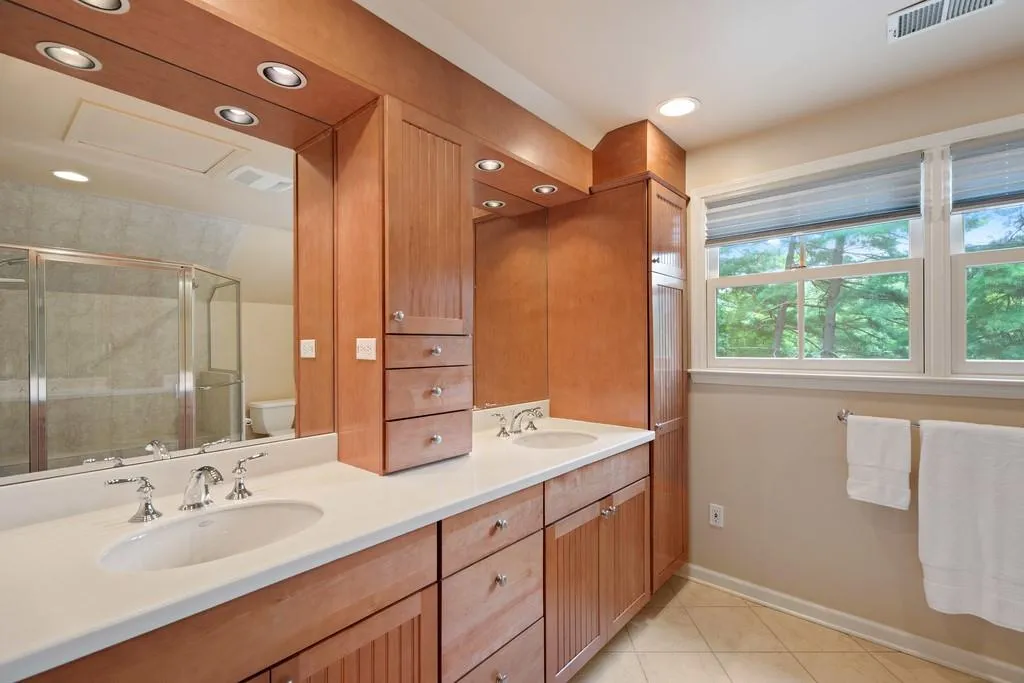 7050 Hunters Branch Drive, Sandy Springs, Georgia 30328, 5 Bedrooms Bedrooms, ,5 BathroomsBathrooms,Residential,Sold,7050 Hunters Branch Drive,6589626