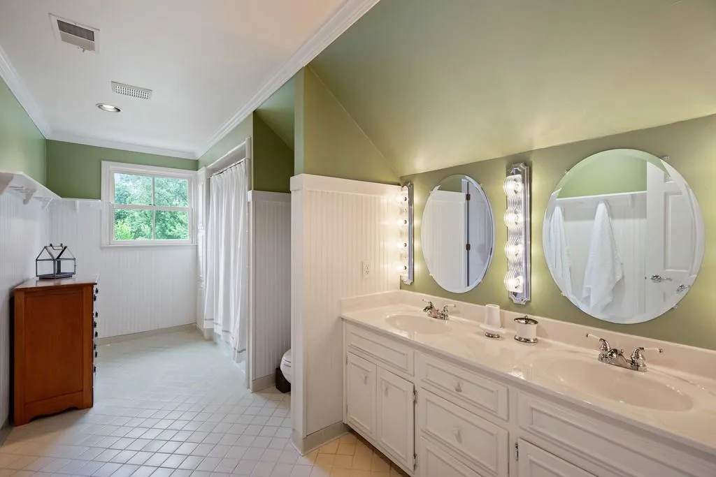 7050 Hunters Branch Drive, Sandy Springs, Georgia 30328, 5 Bedrooms Bedrooms, ,5 BathroomsBathrooms,Residential,Sold,7050 Hunters Branch Drive,6589626
