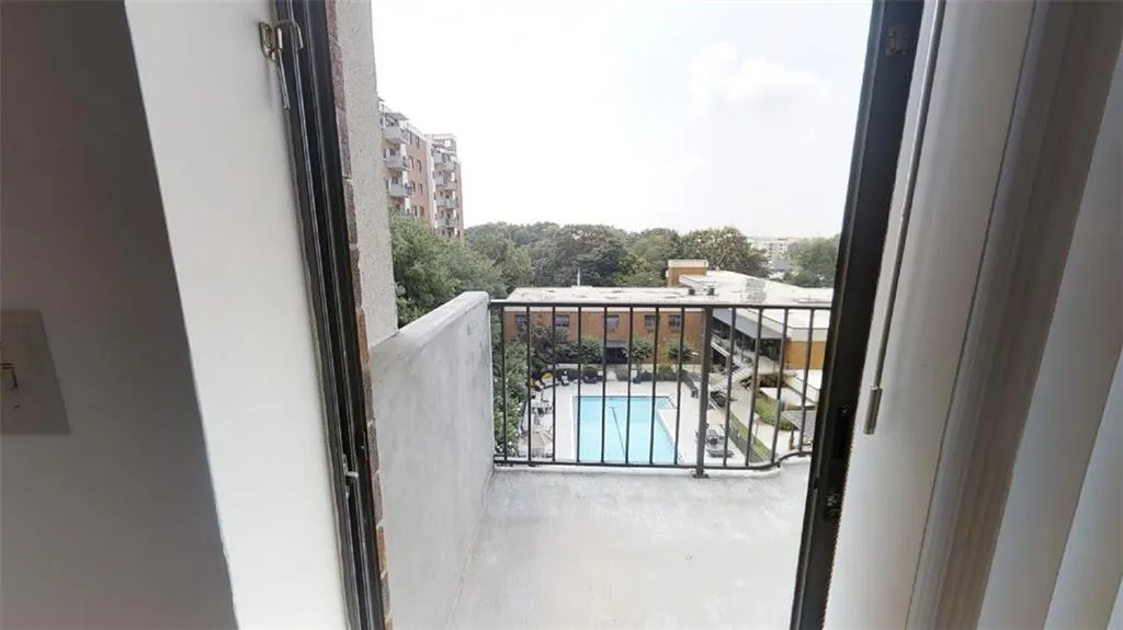 300 Johnson Ferry Road Ne Unit B612, Sandy Springs, Georgia 30328, 1 Bedroom Bedrooms, ,1 BathroomBathrooms,Residential,Sold,300 Johnson Ferry Road Ne Unit B612,6933326