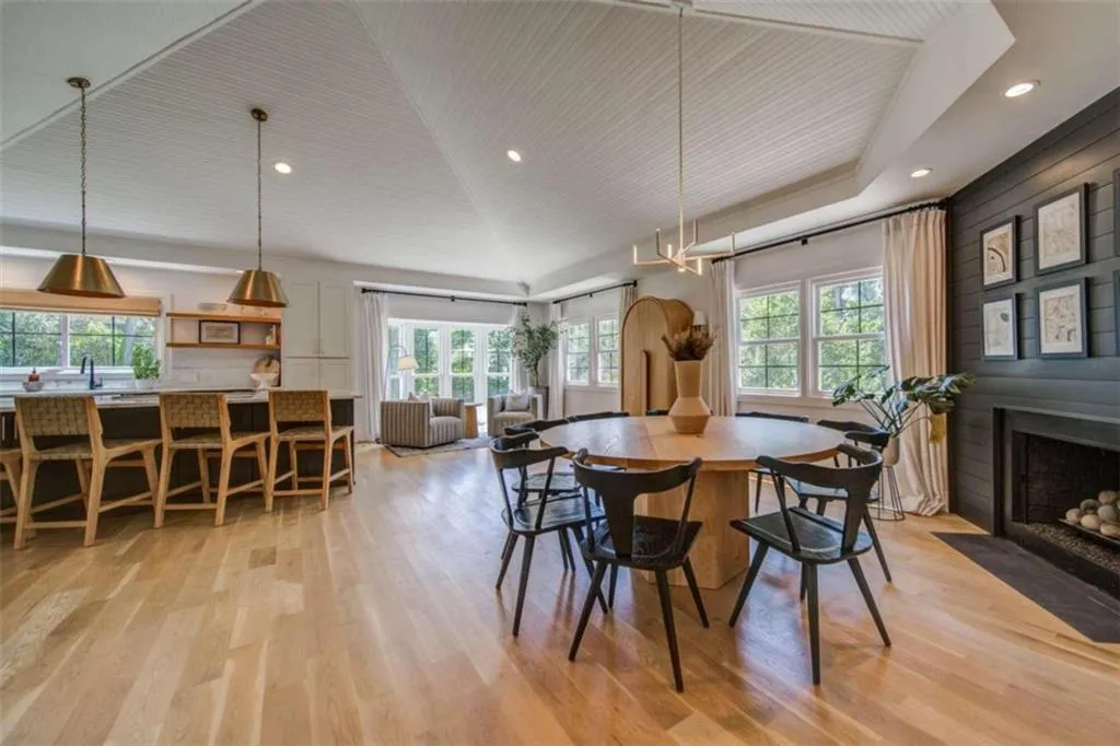 260 Danbury Lane, Atlanta, Georgia 30327, 6 Bedrooms Bedrooms, ,4 BathroomsBathrooms,Residential,Sold,260 Danbury Lane,7240997