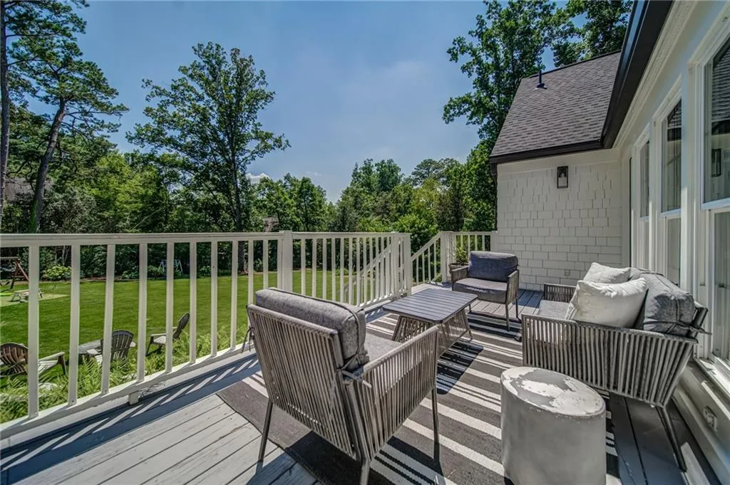260 Danbury Lane, Atlanta, Georgia 30327, 6 Bedrooms Bedrooms, ,4 BathroomsBathrooms,Residential,Sold,260 Danbury Lane,7240997