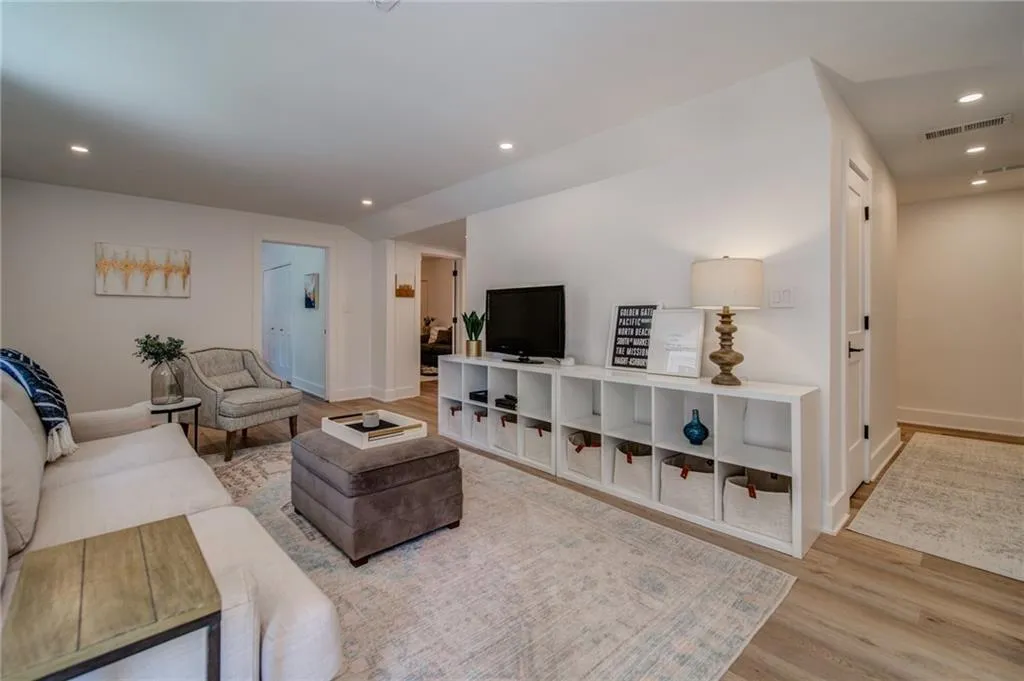 260 Danbury Lane, Atlanta, Georgia 30327, 6 Bedrooms Bedrooms, ,4 BathroomsBathrooms,Residential,Sold,260 Danbury Lane,7240997