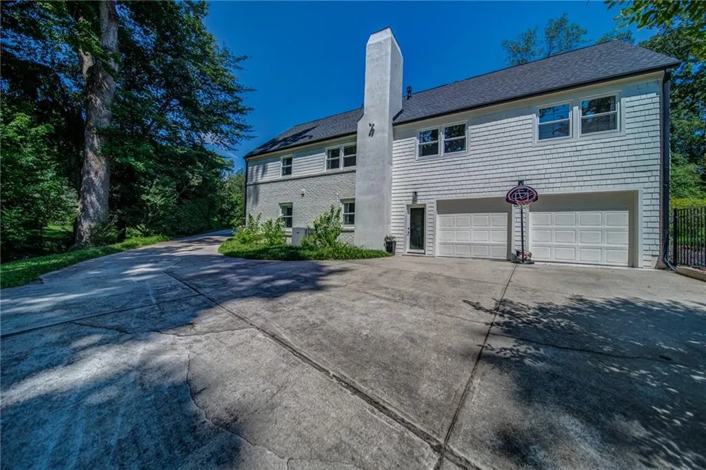 260 Danbury Lane, Atlanta, Georgia 30327, 6 Bedrooms Bedrooms, ,4 BathroomsBathrooms,Residential,Sold,260 Danbury Lane,7240997
