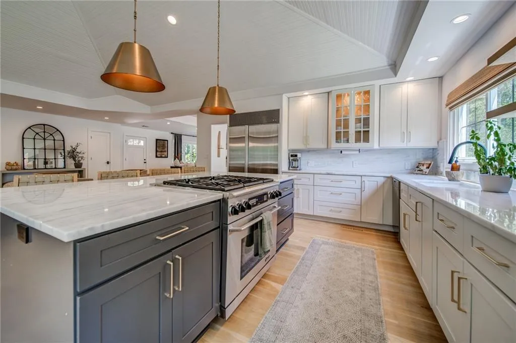 260 Danbury Lane, Atlanta, Georgia 30327, 6 Bedrooms Bedrooms, ,4 BathroomsBathrooms,Residential,Sold,260 Danbury Lane,7240997