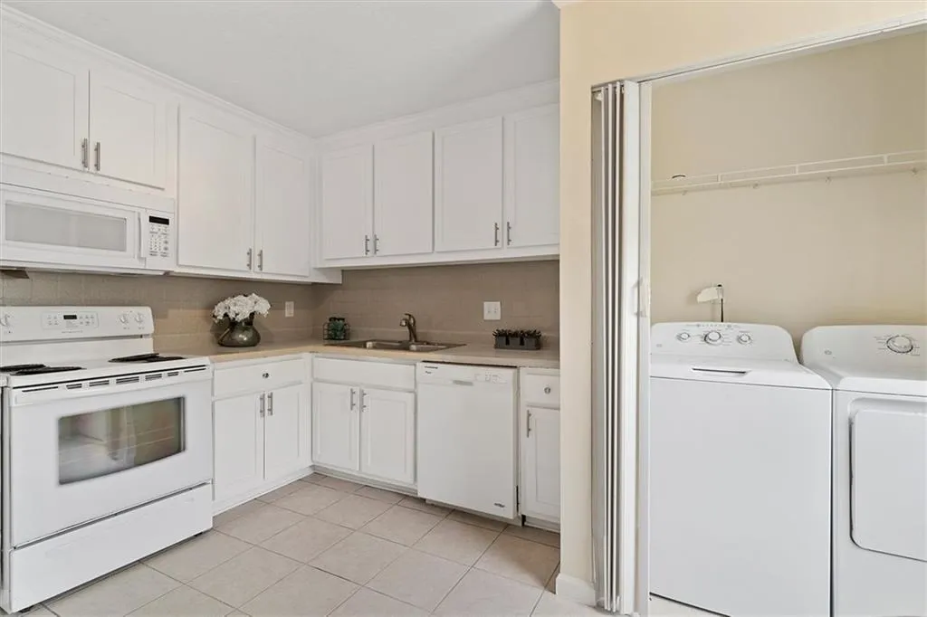 360 Winding River Drive Unit L, Atlanta, Georgia 30350, 3 Bedrooms Bedrooms, ,2 BathroomsBathrooms,Residential,Sold,360 Winding River Drive Unit L,6914368