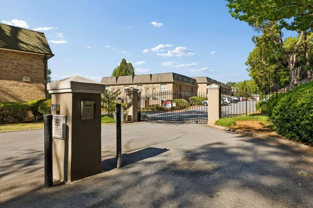 6980 Roswell Road Unit C13, Atlanta, Georgia 30328, 1 Bedroom Bedrooms, ,1 BathroomBathrooms,Residential,Sold,6980 Roswell Road Unit C13,7762581