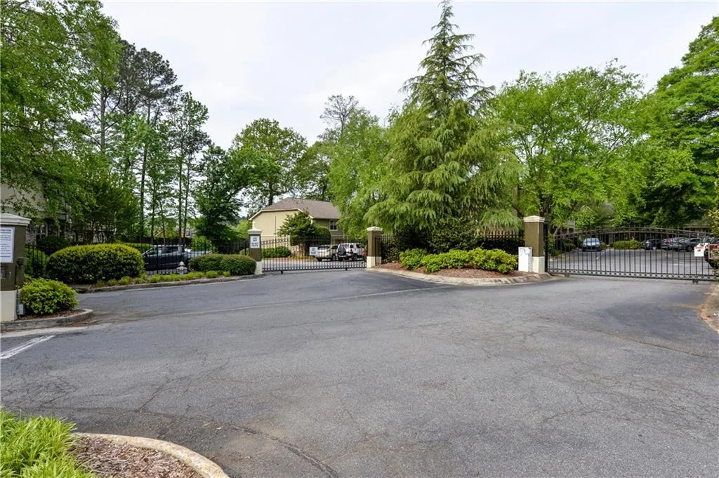 6900 Roswell Road Unit A3, Atlanta, Georgia 30328, 2 Bedrooms Bedrooms, ,2 BathroomsBathrooms,Residential,Sold,6900 Roswell Road Unit A3,6542310