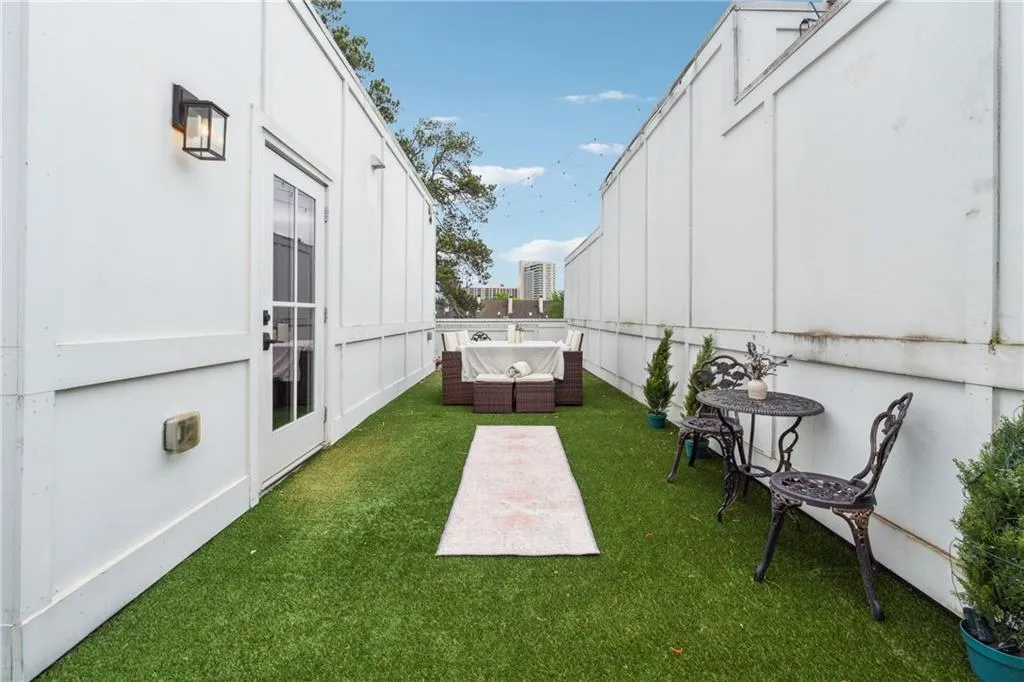 3667 Peachtree Road Ne Unit 6, Atlanta, Georgia 30319, 3 Bedrooms Bedrooms, ,3 BathroomsBathrooms,Residential,For Sale,3667 Peachtree Road Ne Unit 6,7567491