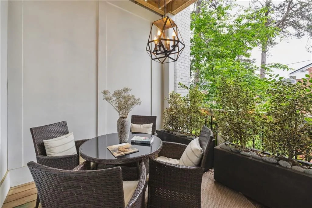 3667 Peachtree Road Ne Unit 6, Atlanta, Georgia 30319, 3 Bedrooms Bedrooms, ,3 BathroomsBathrooms,Residential,For Sale,3667 Peachtree Road Ne Unit 6,7567491